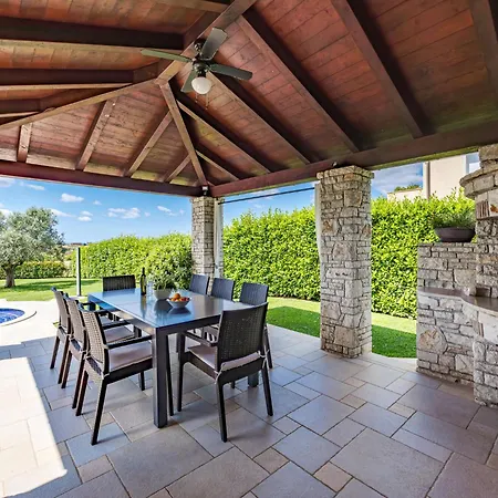 De Flora By Interhome