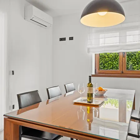 De Flora By Interhome * Galizana