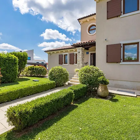 De Flora By Interhome