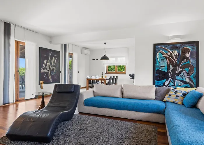 De Flora By Interhome